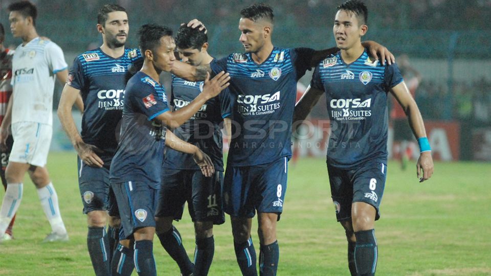 Skuat Arema Cronus saat bertanding melawan Madura United. Copyright: &copy; Ian Setiawan/INDOSPORT